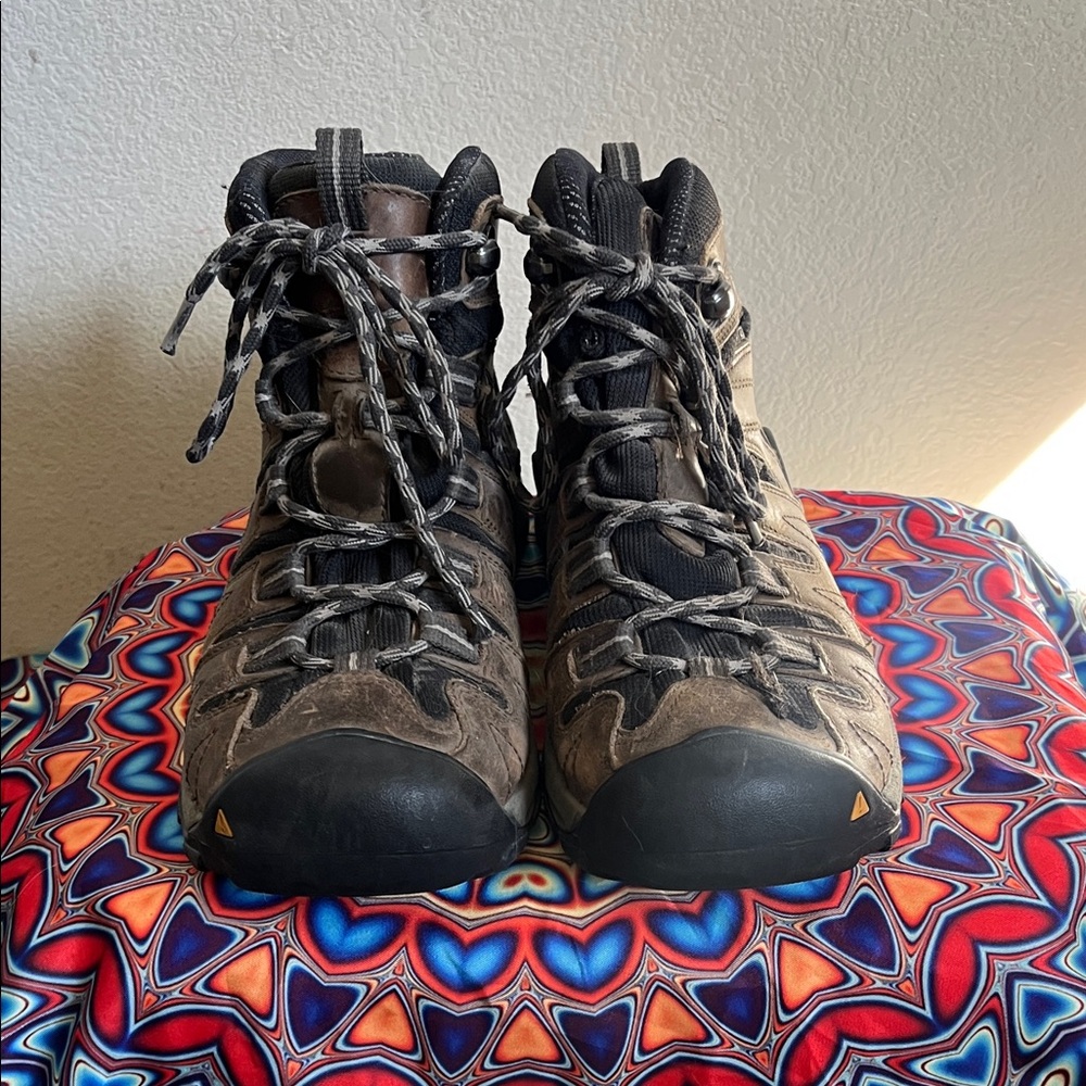 Keen 100246 mid top hiking boots. Women’s size 8